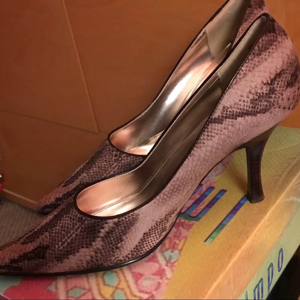 Snakeskin pumps 🐍